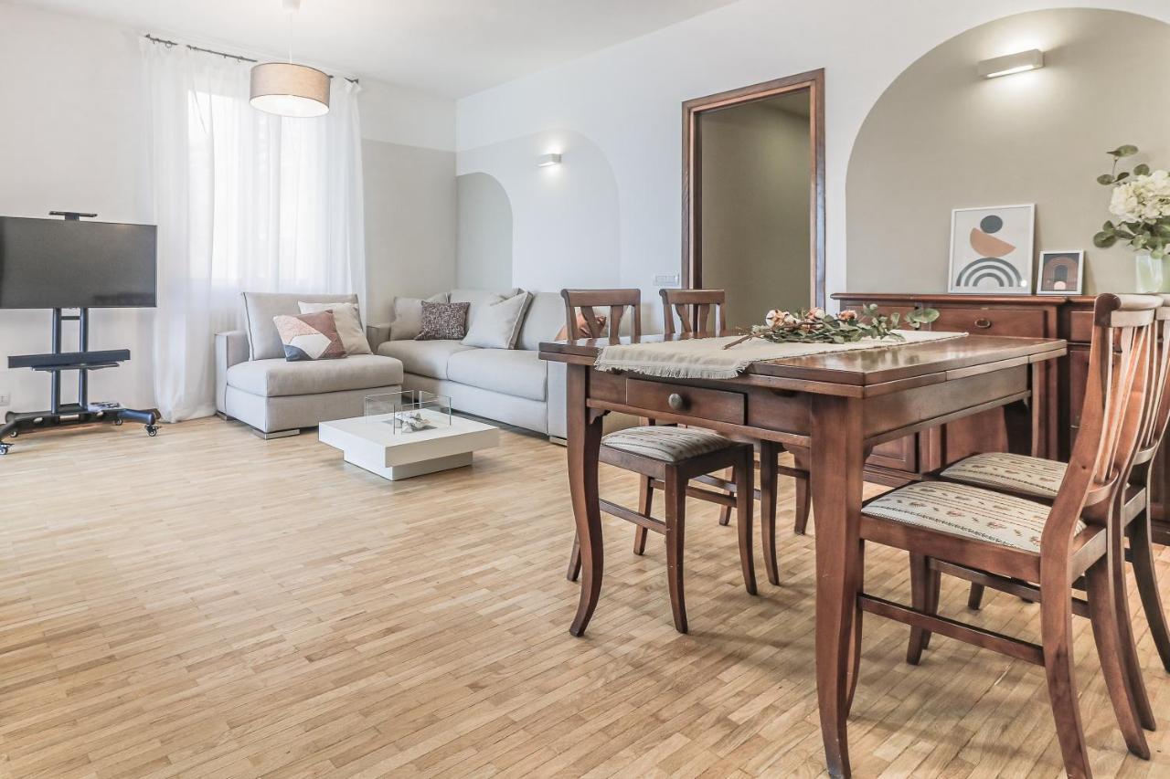 Stunning View Lakeside Apartment - Larihome A11 Gravedona Bagian luar foto