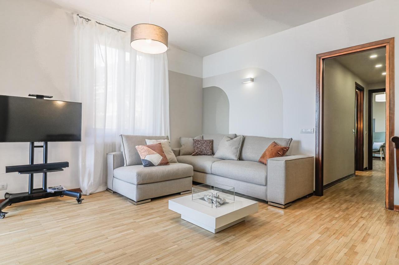 Stunning View Lakeside Apartment - Larihome A11 Gravedona Bagian luar foto