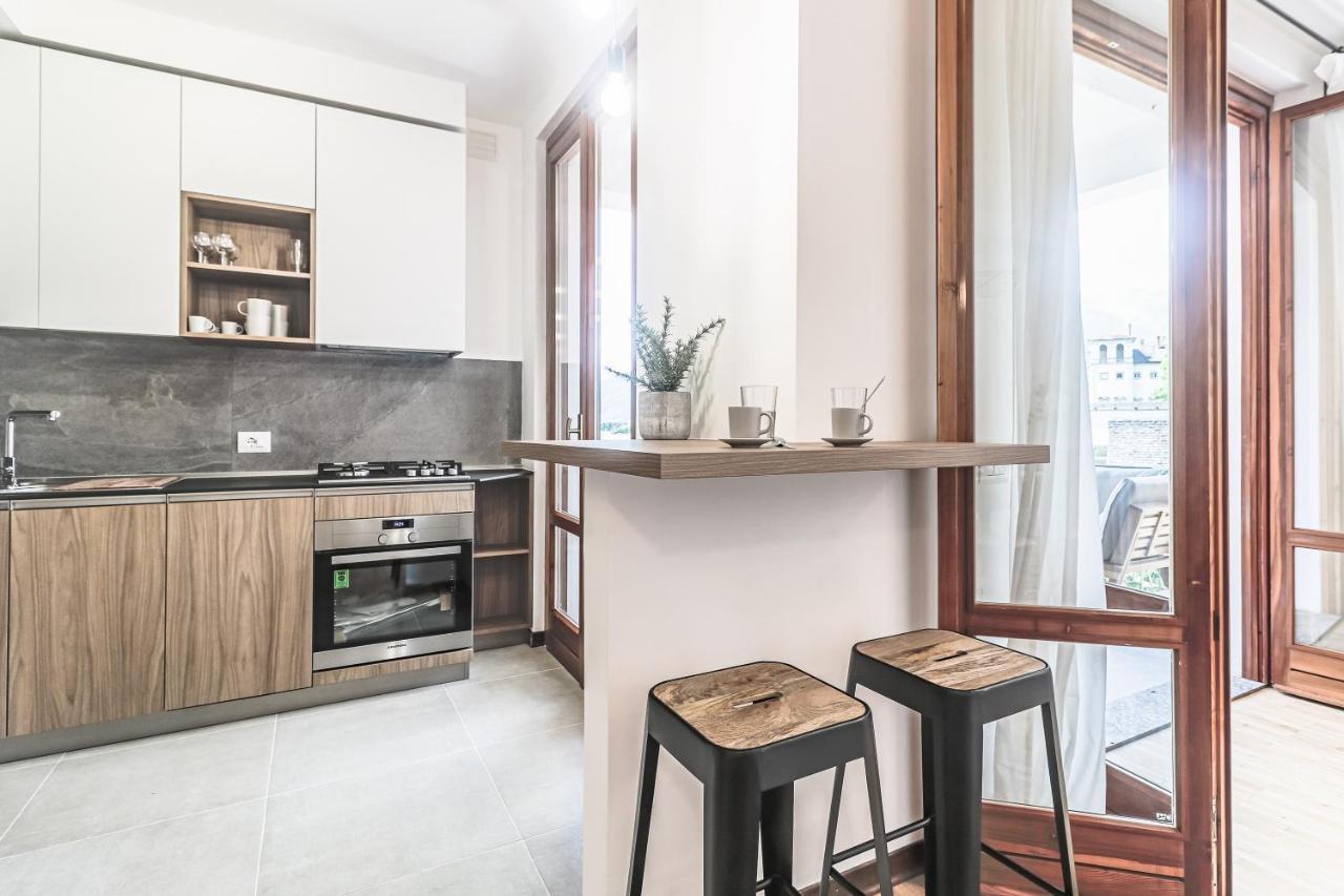 Stunning View Lakeside Apartment - Larihome A11 Gravedona Bagian luar foto