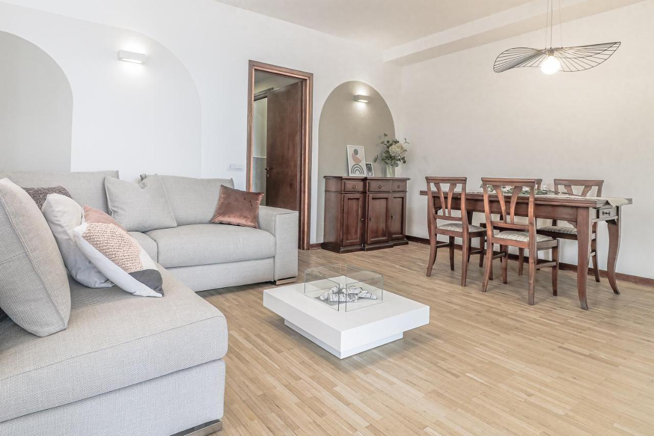 Stunning View Lakeside Apartment - Larihome A11 Gravedona Bagian luar foto