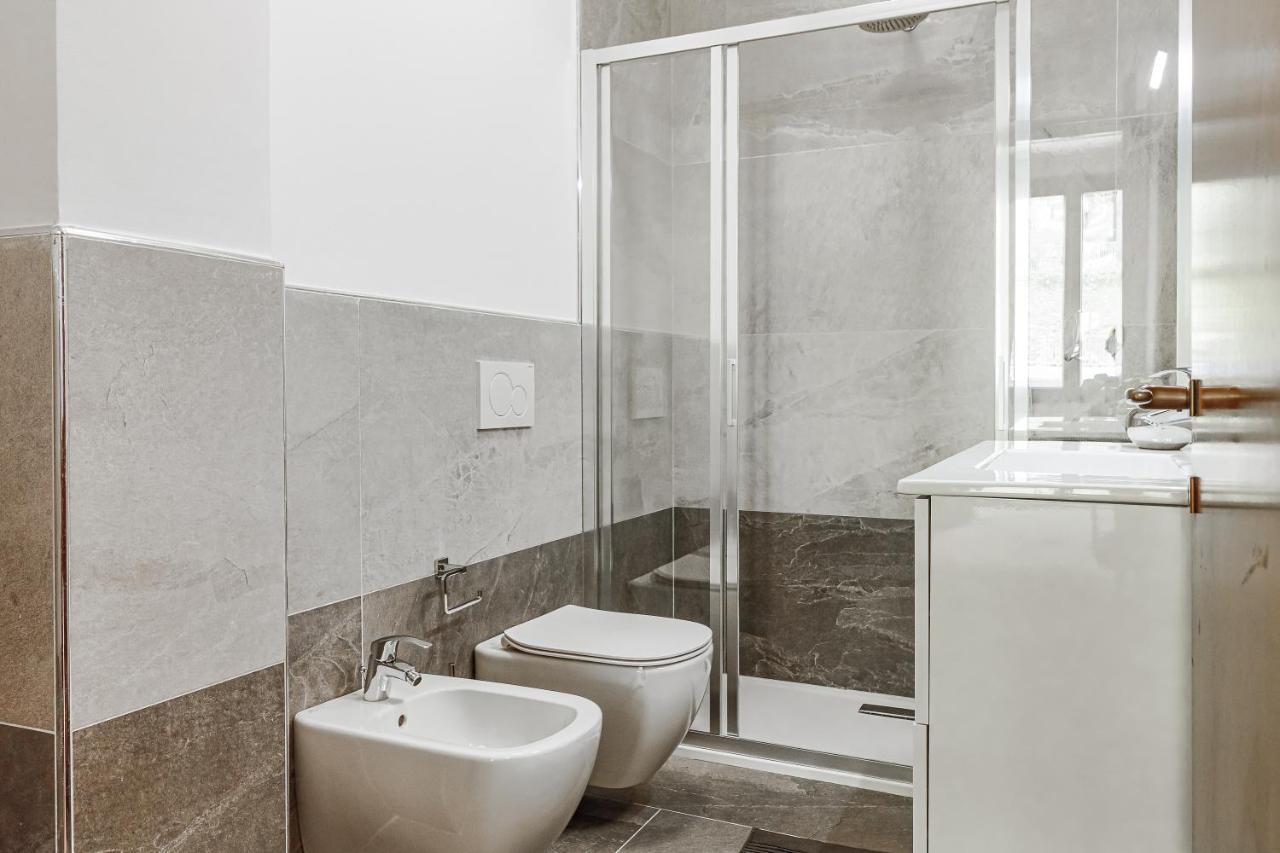 Stunning View Lakeside Apartment - Larihome A11 Gravedona Bagian luar foto