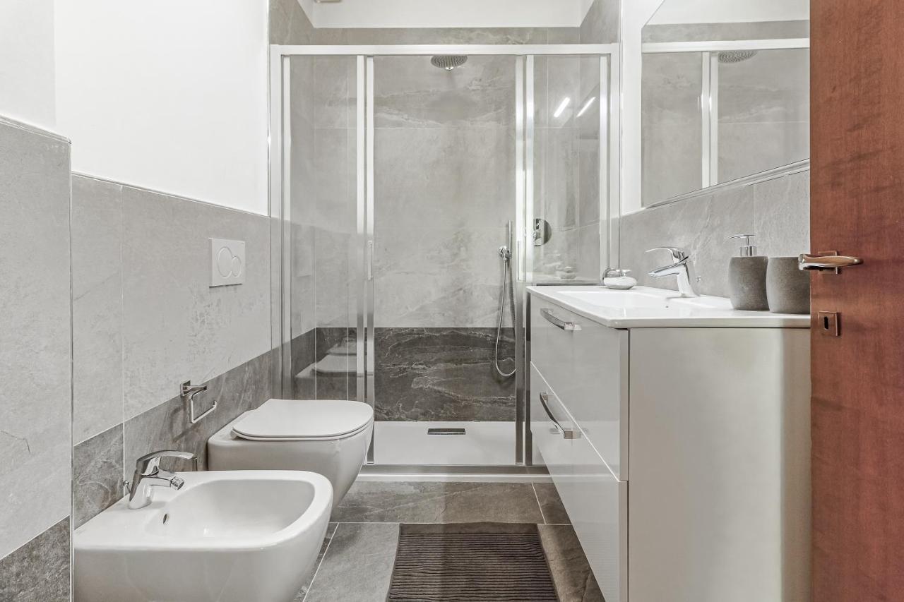 Stunning View Lakeside Apartment - Larihome A11 Gravedona Bagian luar foto